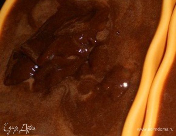 Сначала я сделала свой любимый шоколадный заварной крем. Для этого желтки растереть с сахаром и ванилью до бела. Отдельно отлить пару ложек яичной смеси и добавить муку, растереть до однородности, влить в желтковую массу. Добавить сливочное масло и поставить на водяную баню.
Добавить шоколад и варить на бане до загустения, снять из бани и остудить накрыв пленкой.
