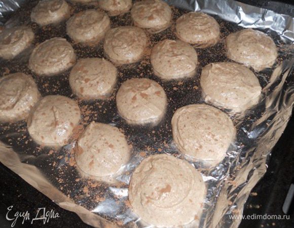Отсадить  с помощью кулинарного рукава на противень и посыпать сверху немного какао. Духовка должна быть разогрета до 150 градусов. Ставим выпекать на 13 - 15 минут.