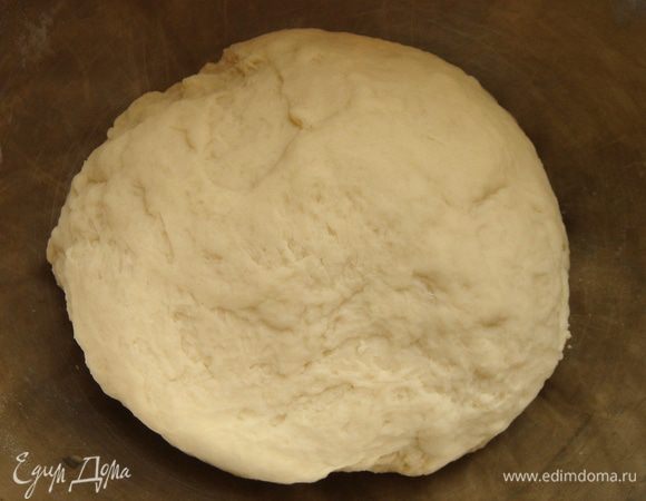 Муку просеять в глубокую миску и смешать с солью. Добавить дрожжи и оставшуюся воду, размешать. Маргарин растопить или размягчить при комнатной температуре и вмешать в тесто. Замешивать тесто около 15 минут. Переложить тесто в глубокую миску, затянуть миску пленкой и убрать в теплое место на 1,5-2 часа, в зависимости от того, насколько активны ваши дрожжи.
