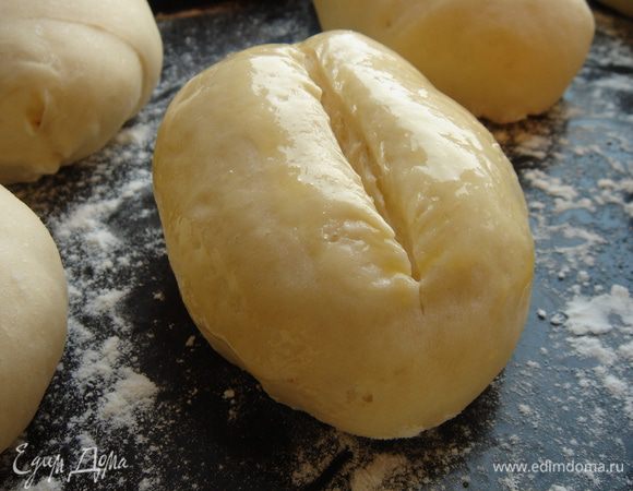 На каждой булочке сделать продольный надрез и, ничем не смазывая, поставить в духовку нагретую до 220-240 гр. с паром (для газовых духовок поставить на дно кастрюльку с водой). Выпекать булочки около 10-15 минут. Готовые булки прикрыть полотенцем и дать отстояться минут 15-20. Приятного аппетита!