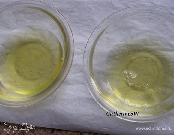 Как я уже писала вначале, лучше взбиваются состаренные белки. Можно за день два отделить нужное количество белков в стеклянну. банку и хранить ее в холодильнике. Такие белки будут взбиваться легче, чем только что отделенные. Я пробовала) В любом случае, независимо от того, какие вы белки будете использовать, их нужно достать из холодильника миниму за час до приготовления. Белки должны быть комнатной температуры.