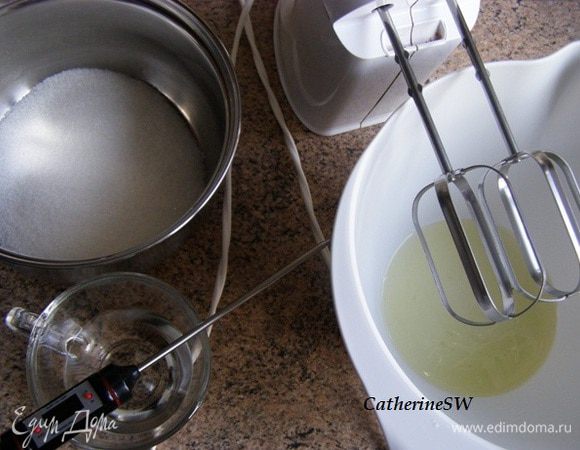 Подготовим все для итальянской меренги: Миксер, 50 г белов в чаше, сотейник с сахаром, вода, кулинарный термометр. Очень важный момент: взбить белки до пышности и сварить сахарный сироп до температуры 110 градусов нужно одновременно! Меня очень сильно страшил именно этот момент: как же это возможно? Мария Селянина пишет, что если белки уже взбиты, а сироп не дошел до нужной температуры, то просто прекратите взбивать,  доведите сироп до нужной температуры и влейте в белки. Я так и сделала в первый раз, когда пробовала делать итальянскую меренгу - все отлично! Если наоборот, сироп дошел до нужной температуры, а белки еще не взбиты, то нужно будет добавить в сироп несколько капель холодной воды и затем довести до нужной температуры (перегревать нельзя). 