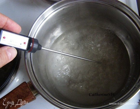 Соединяем в сотейнике 150 г сахара и 50 мл воды. Ставим на сильный огонь. Термометр опустим в сироп. Когда температура дойдет до 95 градусов, начинаем взбивать белки. Взбивать нужно на средней постоянной скорости.