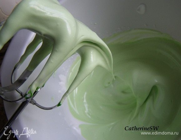 Белки взбиты до пышности, сироп достиг температуры 110 градусов. Не прекращая взбивание, тонкой струйкой вольем горячий сироп в белки. Взбиваем на средней постоянной скорости, пока смесь не остынет примерно до 45 градусов. В конце добавим краситель. Готовая меренга должна падать "птичьим клювом".