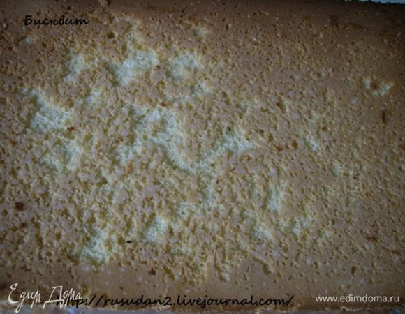 ГОСТовский корж мне не очень понравился, потому пеку "птичку" по своему проверенному рецепту.

Взбить белки с сахаром, подсыпая сахар частями. Влить 2 ст.л.  теплой воды в белки не выключая миксер.
Добавить по одному 2- 3 желтка. Просеять в яичное тесто крахмал, муку, аккуратно перемешать. Испекла корж.