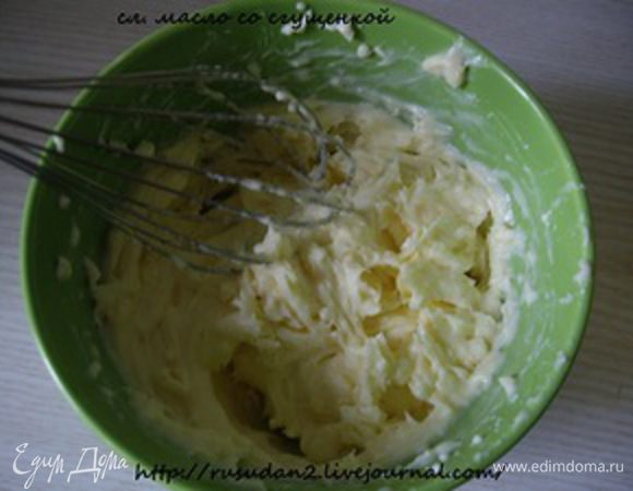 Замочить агар, примерно на 30 мин.
Взбить масло сливочное до пышности, добавить сгущенное молоко. Недолго, просто соединить.
Отставить.