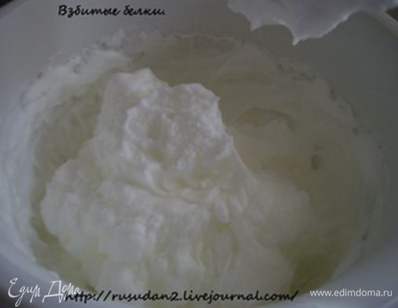 Во взбитые белки всыпала ваниль и добавила сок лимона.