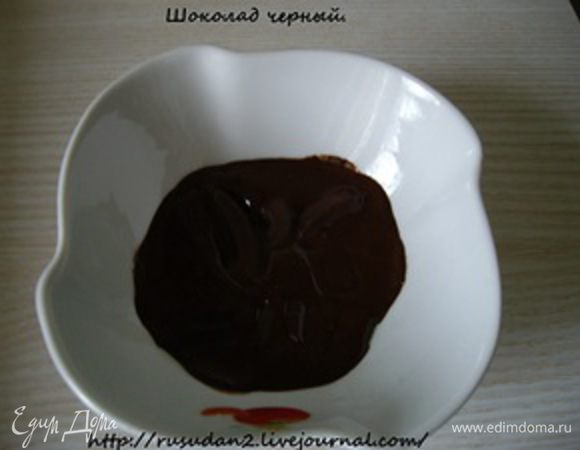 Еще через 5 минут взбивания добавляла масло частями. Для шоколадного суфле влить растопленный шоколад. Выключила миксер .