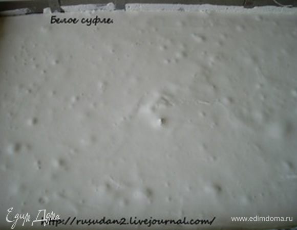 Бисквит пропитала ромом, заключила в форму-рамку.
Вылила суфле на бисквит, сначала сделала белое суфле, ванильное.