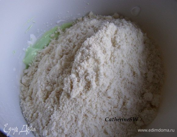 Смесь муки и сахарной пудры.