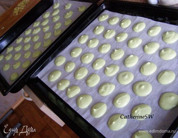 Противни выложим бумагой. С помощью кондитерского мешка отсадим макарон. Расстояние между макарон около 3-х см.