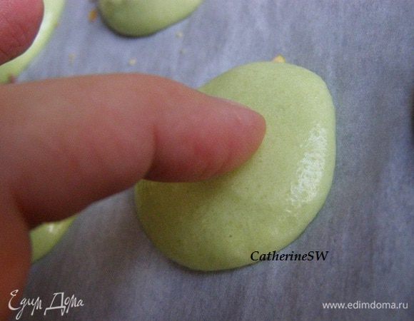 Оставим макарон на полчаса-час, чтобы они покрылись плотной корочкой. Проверить можно пальцем. Если не липнет, значит можно выпекать.