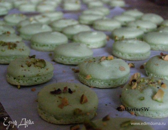 Ставим в духовку на 12-17-18 минут. У меня выпекались 15 минут. В средине выпечки, на 7-8 минуте аккуратно откроем дверцу, перевернем противень на 180 градусов и отпечем оставшееся время. Если макарон отходят от бумаги, значит готовы. У моих макарон на французской меренге юбочка появлялась на 3-й минуте, на итальянской - на 4-5-й.