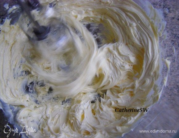 Масло взобьем до пышности.