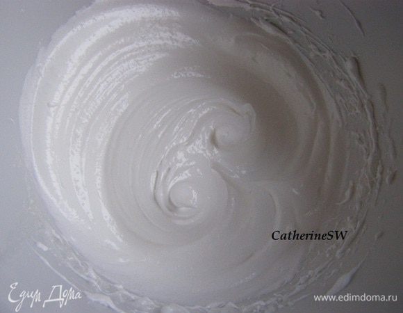 Белки взобьем до пышности, добавим сахар, взбиваем до жестких пиков.