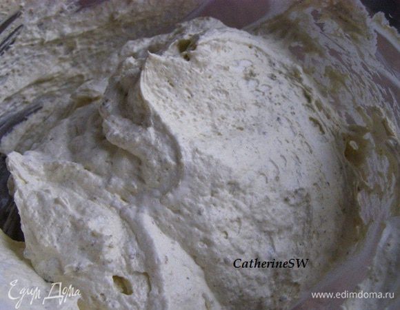 В несколько приемов вмешаем белки в масло.