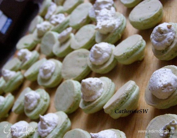 С помощью кондитерского мешка отсадим крем на половинки макарон. Соединим, уберем в холодильник на ночь. Крем получился очень вкусным. Но так как мне уже удалось попробовать макарон с разными начинками, нежнее вкус получается с курдом или кремом на основе маскарпоне. такой крем пропитывает макарон и в итоге получается что-то такое нежное и удивительное)))