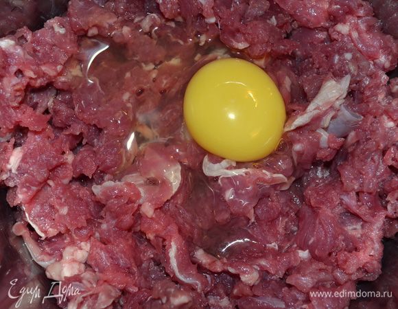 В мясной фарш добавить яйцо