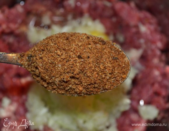 В фарш добавляем сухари.