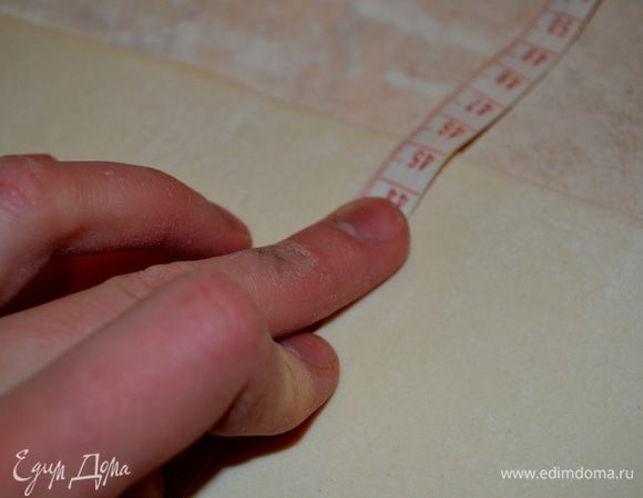 Раскатываем тесто в прямоугольник 30х45 см. В результате получится достаточно длинная коса, которая умещается по диагонали на весь противень. 