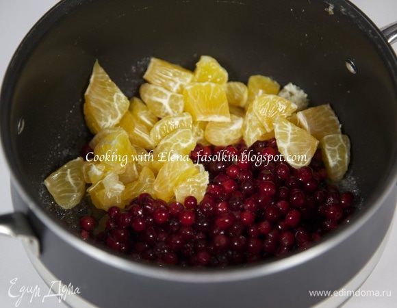 В кастрюльке растопить сливочное масло, добавить коричневый и белый сахар...
