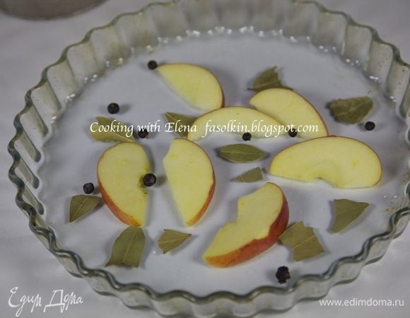 На дно формы кладем половинки лаврового листа, можжевеловые ягоды и дольки яблока...
