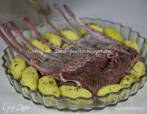 на специи выкладываем промытое и обсушенное бумажными полотенцами каре, цельный картофель. Картофель посыпать специями (у меня смесь трав). Каре посыпать черным перцем и через пульверизатор сбрызнуть сидром или бренди...Форму затянуть фольгой и поставить в разогретую до 200 гр. духовку на один час...