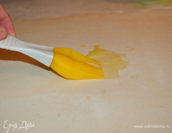 Тесто смазываем растопленным маслом.