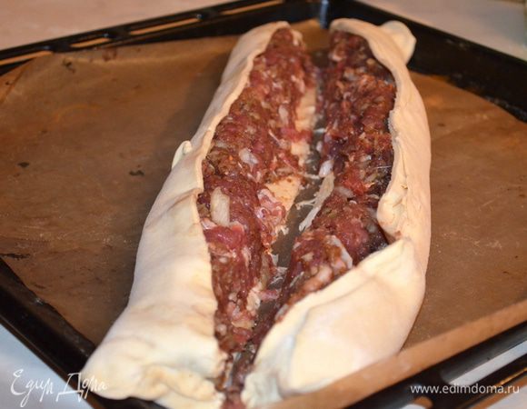 Разрезаем рулет повдоль уже на противне.