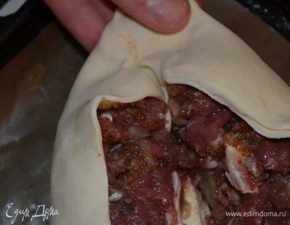 Слепляем кончики между собой и начинаем закручивать косу...