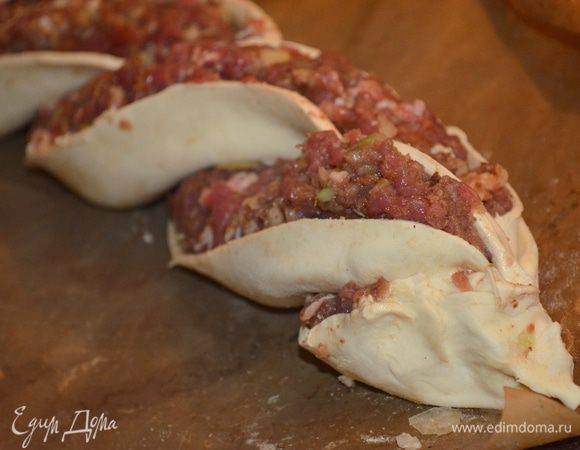 У меня получилось 3 оборота, нижний кончик тоже слепляем.