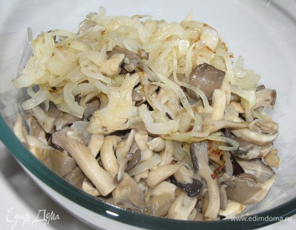 Грибы вымыть. Большие вешенки разрезать на кусочки, маленькие оставить как есть. Лук нарезать тонкими полукольцами. Чеснок измельчить. Разогреть в сотейнике 2 ст. л. масла и обжарить грибы, примерно 5 минут, добавить чеснок и готовить еще столько же. Переложить в миску. Влить в этот же сотейник еще две ст. л. масла и обжарить лук до золотистого цвета. Выложить в миску сгрибами.