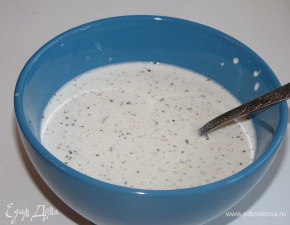 Смешать сливки и вино, приправить солью и перцем.