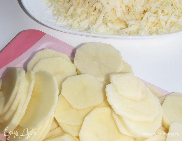Картофель нарезать на кружки, сыр натереть на крупной терке.