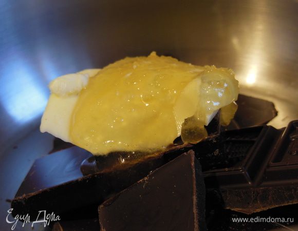 Шоколад поломать на кусочки, добавить мед и 1 ст.л. сливочного масла, поставить на водяную баню и растопить. Первое "но"- в рецепте 200 г шоколада, мне кажется это было бы слишком много и шоколадная часть получилась бы "клеклой"