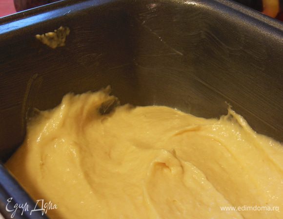 Взбить яйца и сахар до увеличения в объеме. Вводить потихоньку просеянную муку (уже после введения 200 г тесто стало достаточно плотным, уж не знаю что было бы после 350 г, указанных в рецепте). Добавить размягченное масло, разрыхлитель и ванильный сахар, смешать все до однородности. Половину теста отправить в смазанную маслом форму для кекса.