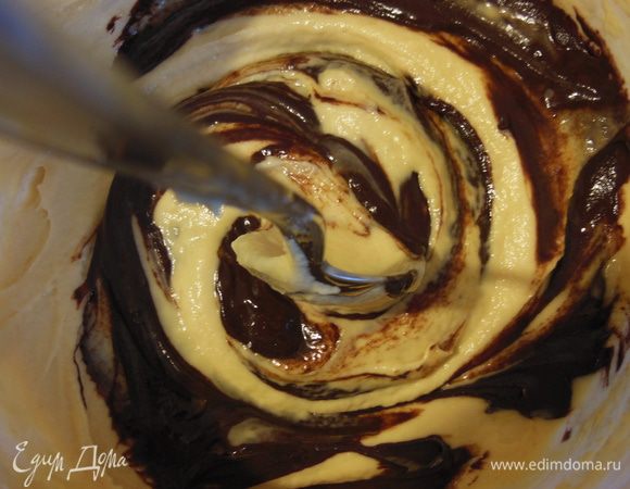 Вторую половину теста смешать с шоколадной массой и выложить поверх первого слоя в форму. Слегка перемешать. чтобы тесто стало мраморным (мне не хватило смелости нормально смешать и получилось не совсем то, что нужно). 