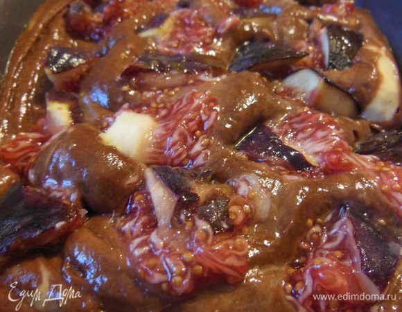 Разрезать инжир на дольки и добавить поверх теста, три плода против 5 по рецепту.