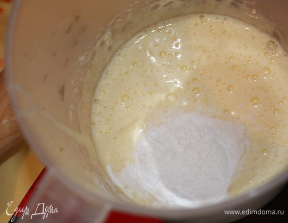 Добавляем муку и крахмал и еще раз взбиваем.