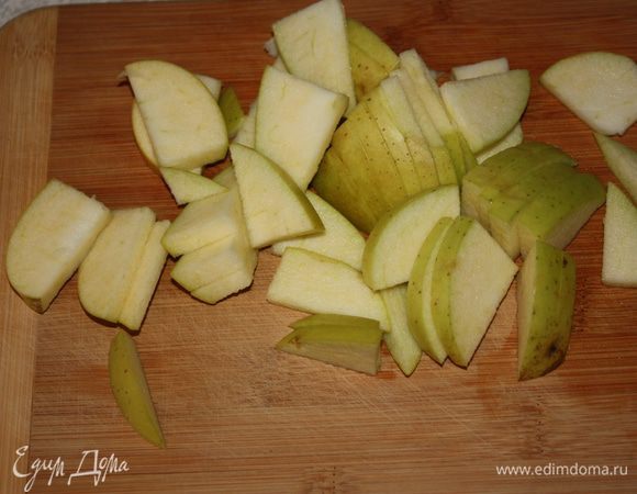 Теперь займемся начинкой.Удалим серединки яблок и нарежем небольшими ломтиками.