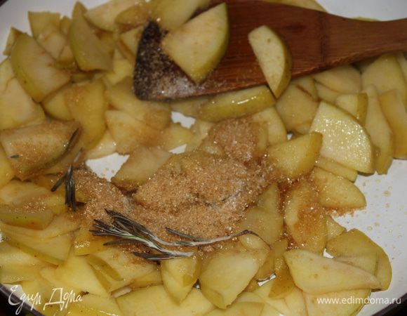 Растопим сливочное масло на сковороде,выложим яблоки и обжарим на сильном огне. Вольем коньяк и подождем пару минут, пока он испарится. Всыпаем весь сахар (и обычный,и коричневый), добавляем розмарин и обжариваем несколько минут на небольшом огне.