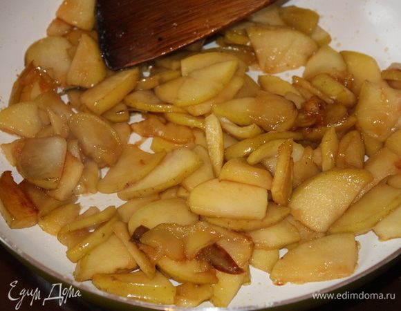 Как только яблоки закарамелизуются, убрать с огня.