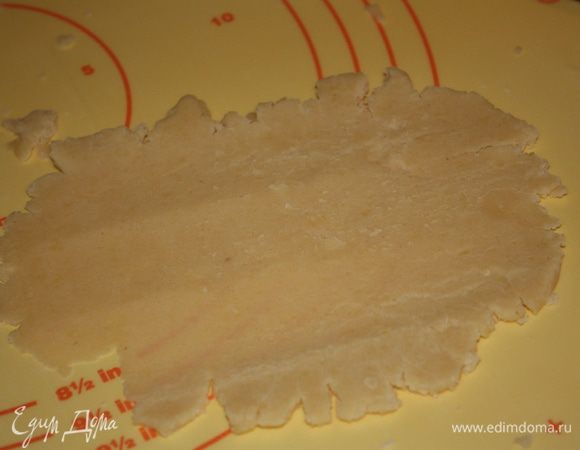 Теперь корзиночки. Раскатываем тесто. Я делала это небольшими порциями.