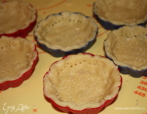 Выкладываем тесто в смазанные слив.маслом формочки и отправляем в разогретую до 180 градусов на 8 минут.