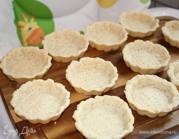 Остужаем корзиночки, начиняем кремом, украшаем яблоками и посыпаем сахарной пудрой. Приятного!!!!