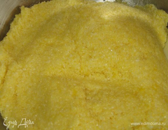 Яйца растереть с сахаром. Добавить кокосовую стружку, муку, сахар, щепотку соли. Ингредиенты тщательно перемешать деревянной ложкой.