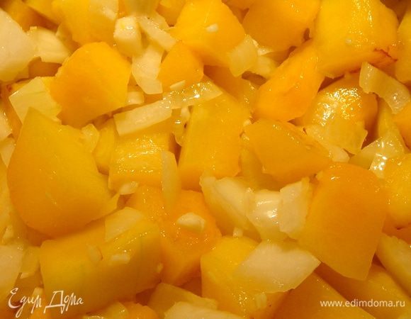 Тыкву нарезать на  крупные куски и обжарить в толстостенной кастрюле(у меня чугунная) на сильном огне на растительном масле. Нарезанные мелкими кубиками лук( 2/3 луковицы) и 2 зубца чеснока добавить к тыкве и уменьшить огонь до среднего.Обжарить.
