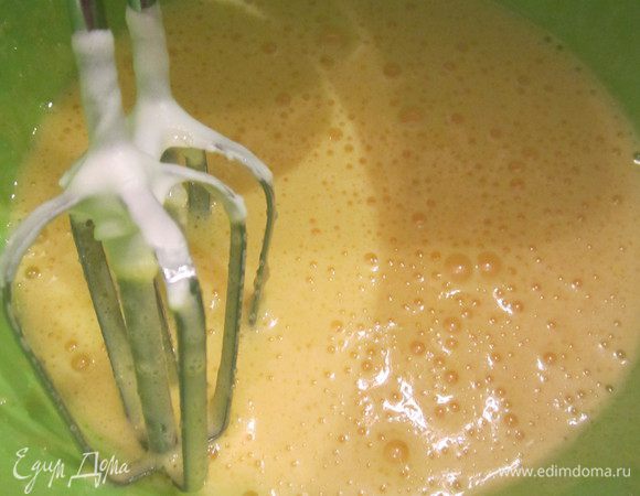 Желтки взбить с сахаром.