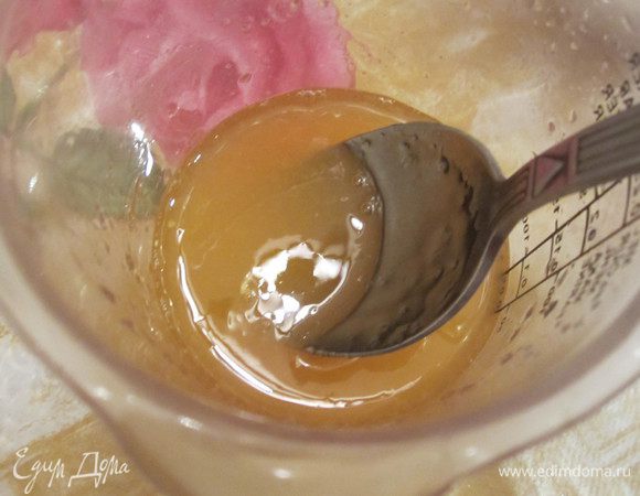 Размешать апельсиновый сок с медом и подлить к яичной смеси