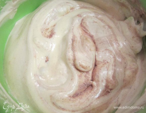 Отдельно просеять муку, какао и в несколько подходов добавить в яично-белковую смесь,поиешивая лопаткой снизу вверх.